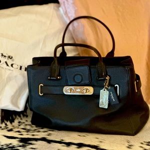 COACH Swagger carryall pebbled Leather purse in excellent used  condition